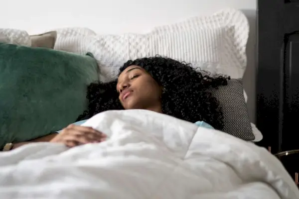 Quines són les millors posicions per dormir per a un descans de qualitat?