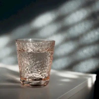 Sollte man vor dem Schlafengehen Wasser trinken? Wie es sich auf den Schlaf auswirkt