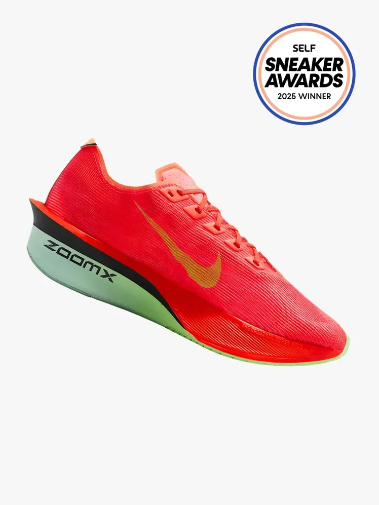 Неонске црвене ружичасте патике са зеленим најк логом и минт зеленим ђоном. У горњем углу је лого СЕЛФ Снеакер Авардс.