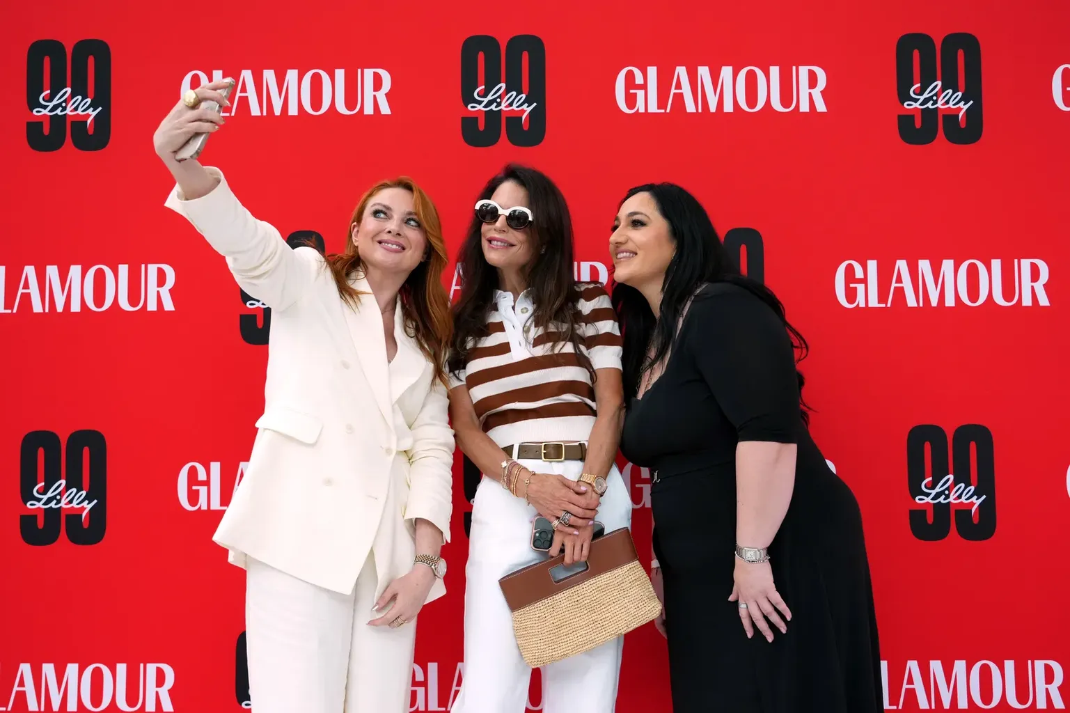 이미지에는 Bethenny Frankel 패션 성인 인물 액세서리 벨트 안경 손목시계 머리 얼굴과 행복이 포함되어 있을 수 있습니다.