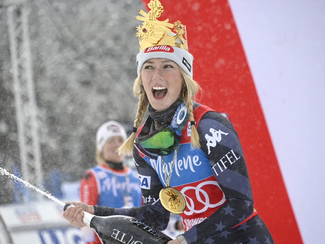 मिकाएला श्रीफिन जश्न मनाते हुए