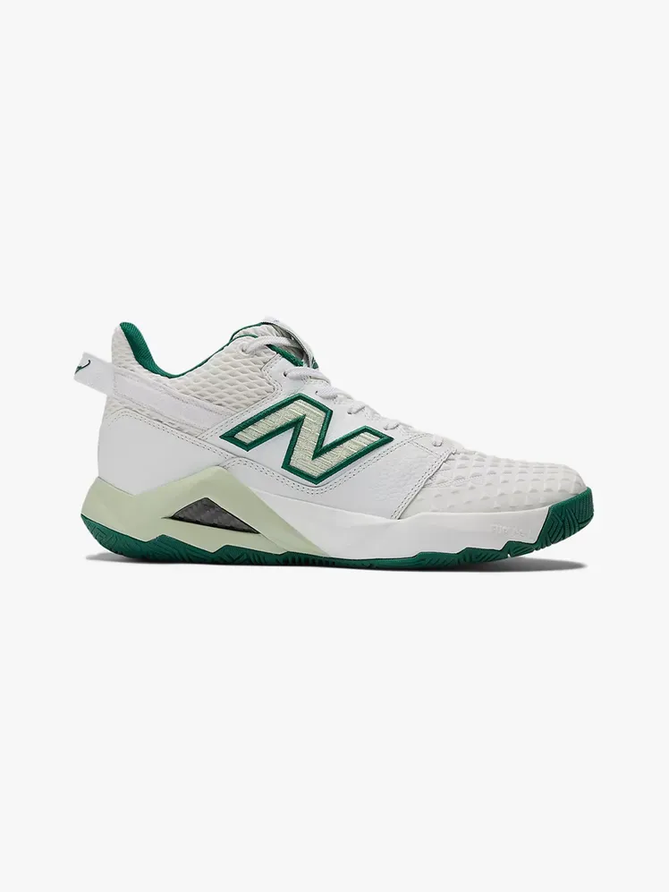 New Balance Coco CG2 في مكون ذو علامة تجارية على خلفية رمادية فاتحة