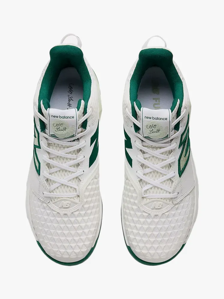 New Balance Coco CG2 في مكون ذو علامة تجارية على خلفية رمادية فاتحة