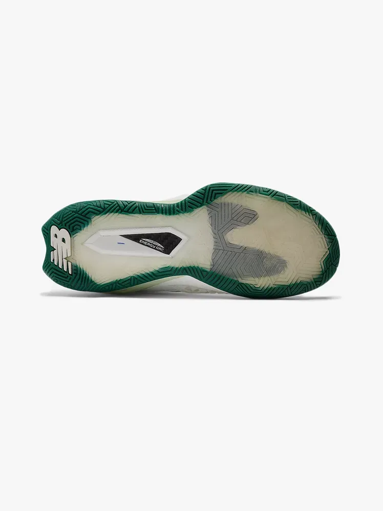 New Balance Coco CG2 في مكون ذو علامة تجارية على خلفية رمادية فاتحة