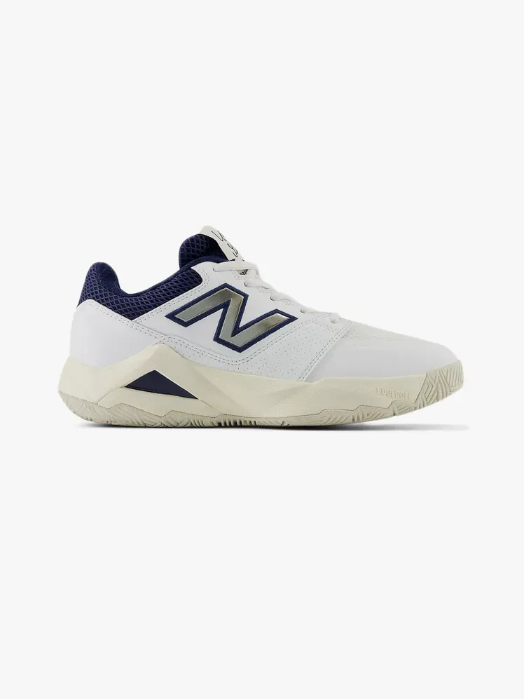 New Balance Coco Delray في مكون ذو علامة تجارية على خلفية رمادية فاتحة