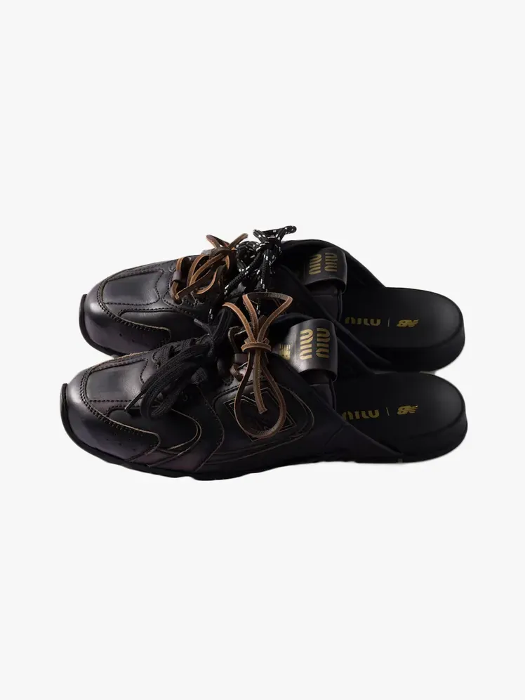 حذاء مفتوح من جلد العجل X Miu Miu 530 SL Deco من New Balance بجزء يحمل العلامة التجارية على خلفية رمادية فاتحة