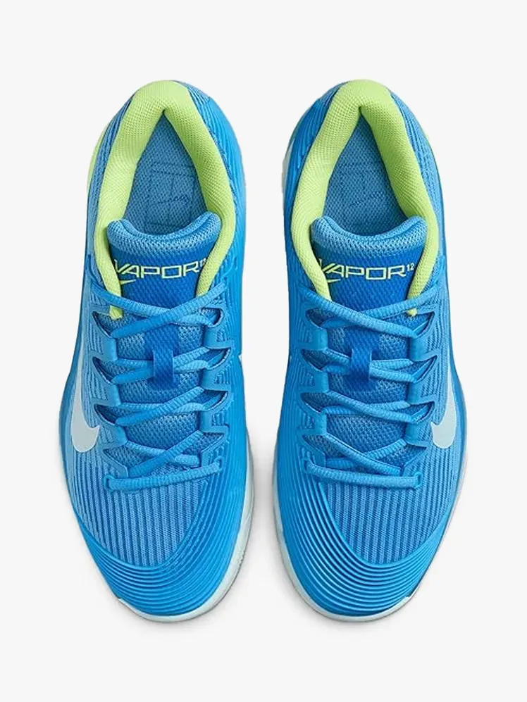 Nike Zoom Vapor 12 v komponenti z blagovno znamko na svetlo sivem ozadju