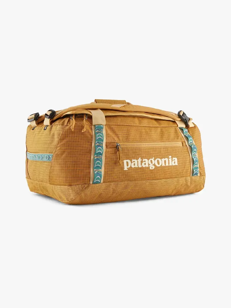 Patagonia Black Hole Duffel în componentă de geantă de marcă pe un fundal gri deschis