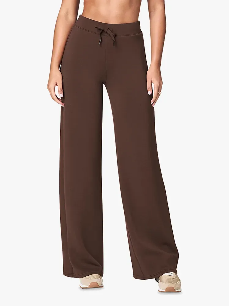 AirEssentials Geniş Paça Pantolon açık gri zemin üzerine kahverengi renkte modelde