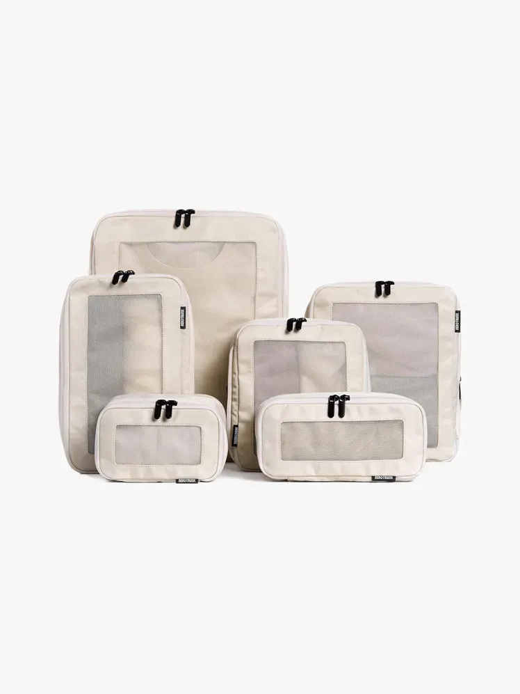 Açık gri arka plan üzerinde markalı bileşenlerden oluşan Aerotrunk Sıkıştırma Paketleme Küpleri