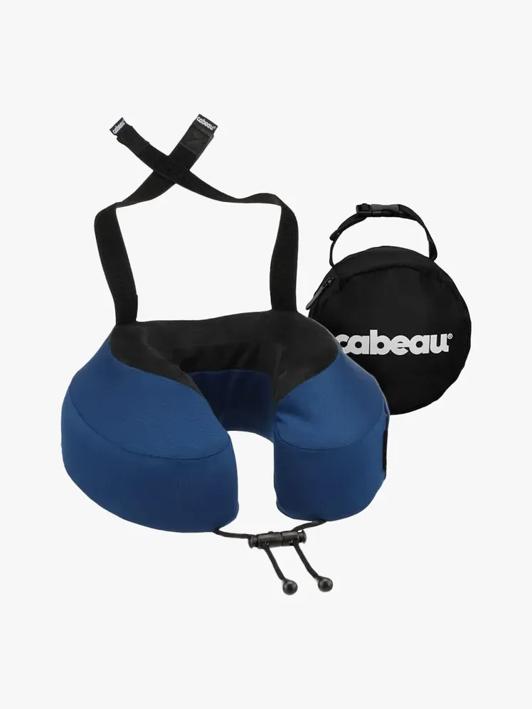 Bantal Leher Cabeau Evolution S3 dalam komponen bermerek dengan latar belakang abu-abu terang