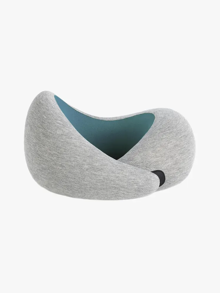 Ostrichpillow Go Neck Pillow dalam komponen bermerek dengan latar belakang abu-abu terang