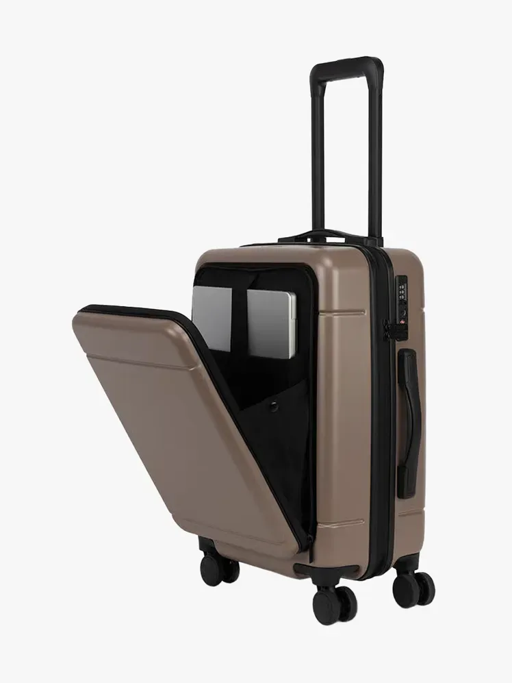 हल्के भूरे रंग की पृष्ठभूमि पर ब्रांडेड घटक में कैलपैक ह्यू फ्रंट पॉकेट कैरी-ऑन लगेज