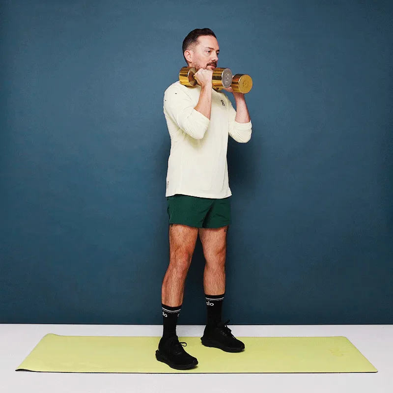 ਚੈਡ ਇੱਕ ਫਰੰਟ ਸਕੁਐਟ ਕਰ ਰਿਹਾ ਹੈ