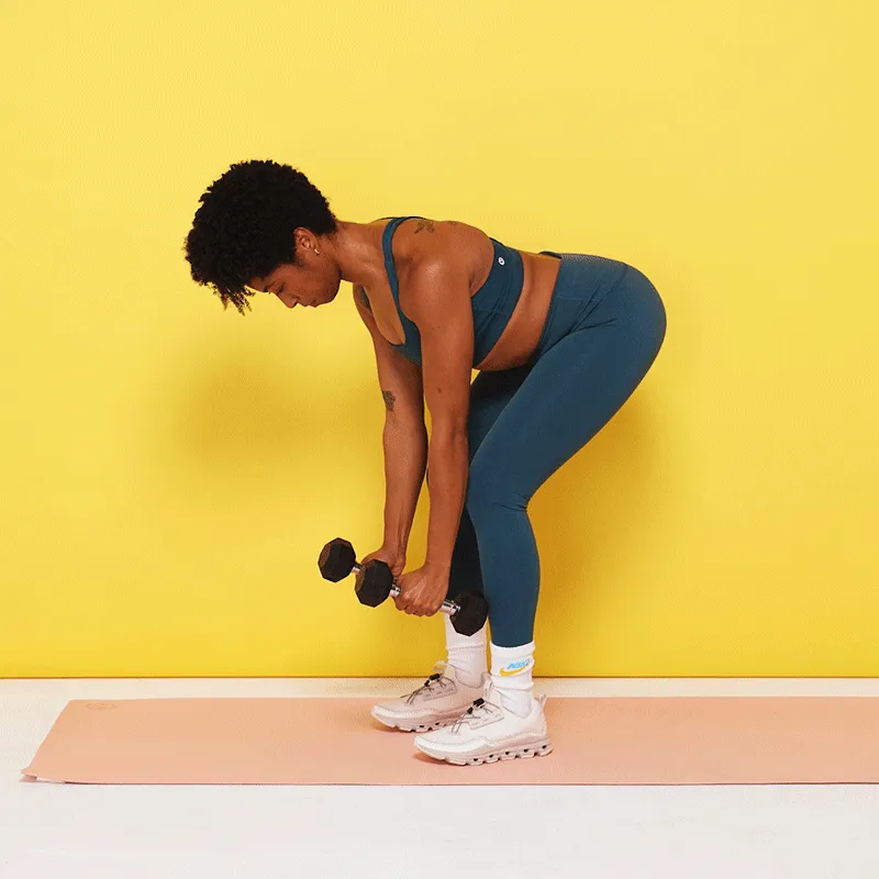 ਰੋਬਿਨ ਇੱਕ ਡੰਬਲ ਬੈਨਟੋਵਰ ਕਤਾਰ ਦਾ ਪ੍ਰਦਰਸ਼ਨ ਕਰਦਾ ਹੋਇਆ