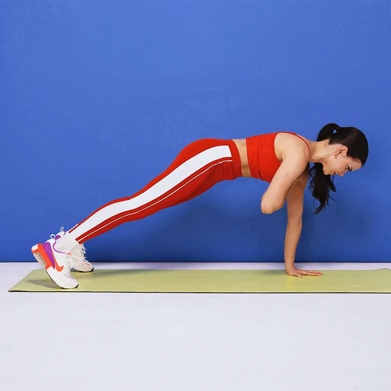 Laura wykonuje uderzenie w ramię deską