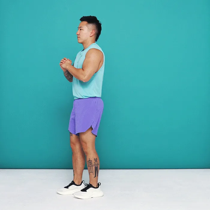 Atsistokite kojas pečių plotyje. Tai yra pradinė padėtis. Atsitraukite dešine koja nusileisdami ant...