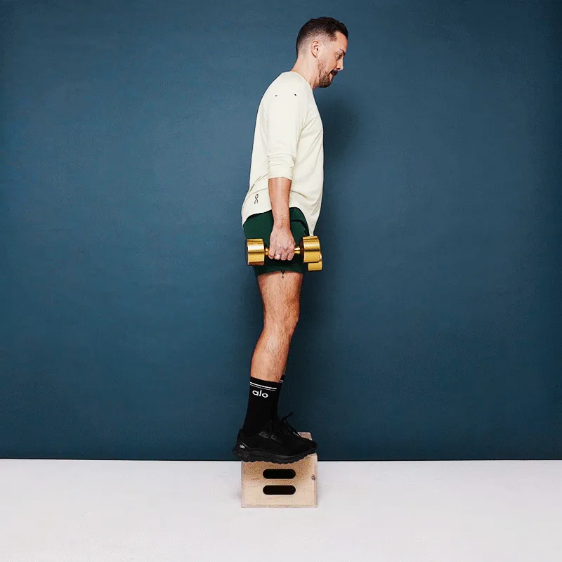 Seiso toinen jalka tukevasti tukevalla askelmalla tai laatikolla ja pidä käsipainoa kummassakin kädessä. Tämä on aloitus...